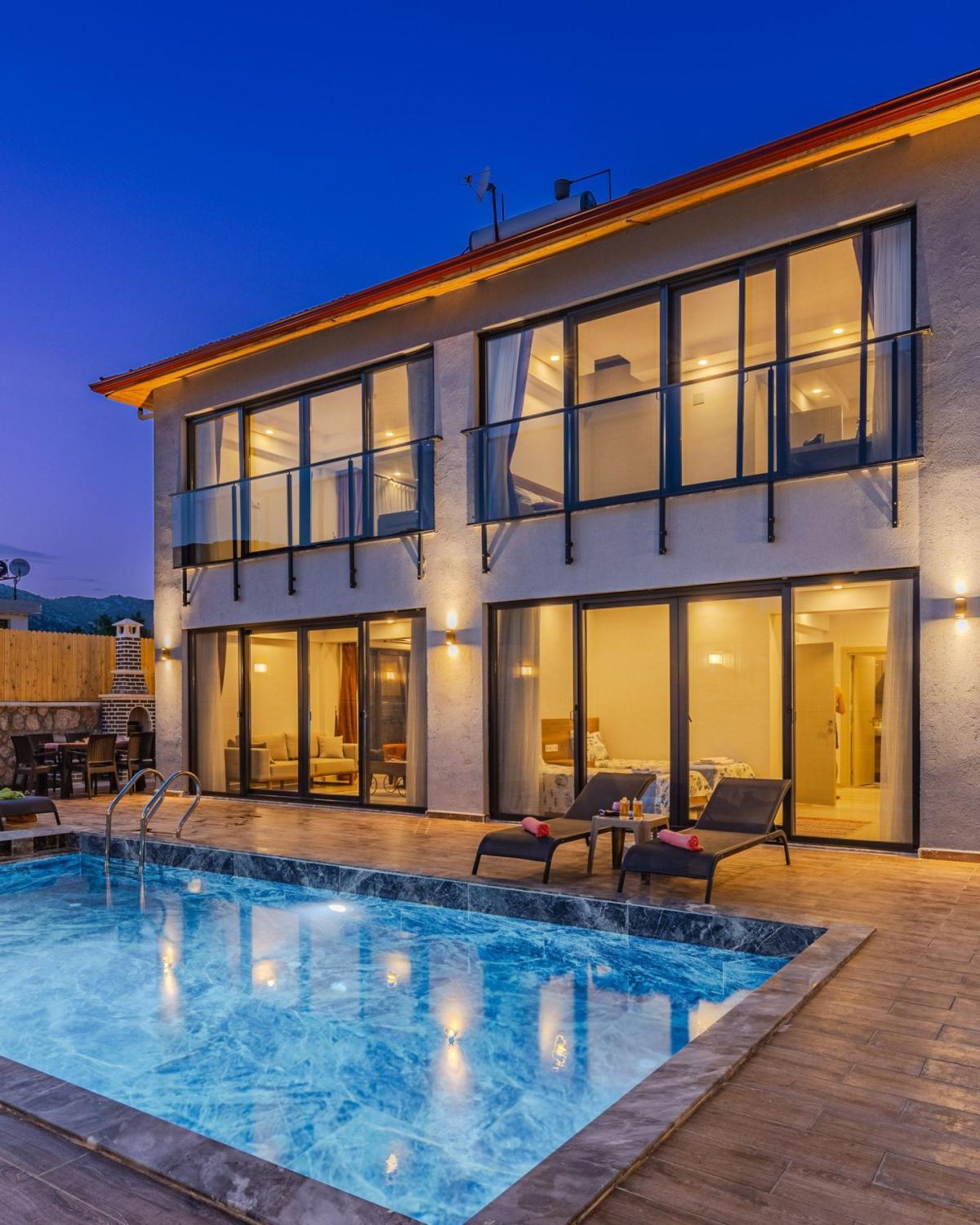 Residência com terraço e piscina